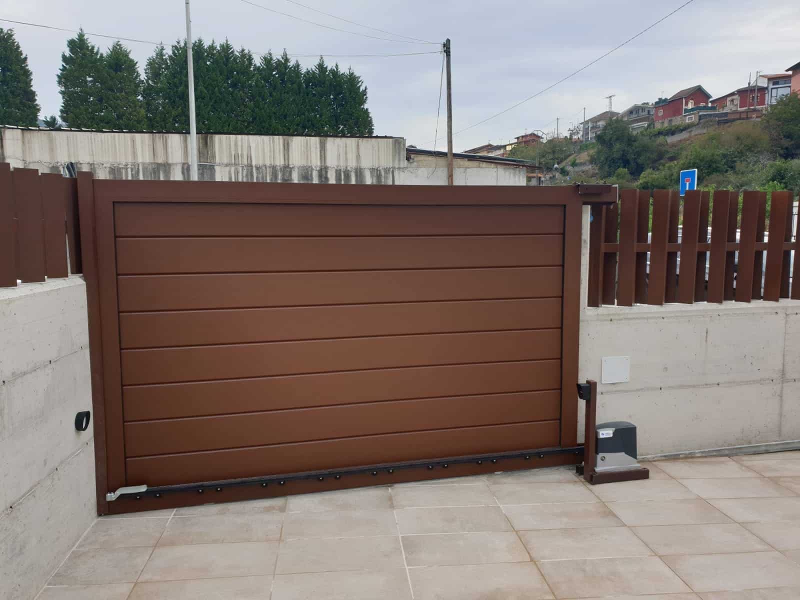 Precio de puerta de garaje corredera o abatible, ¿cuál es más conveniente? Puerta-Residenciales-Corredera-2.jpg