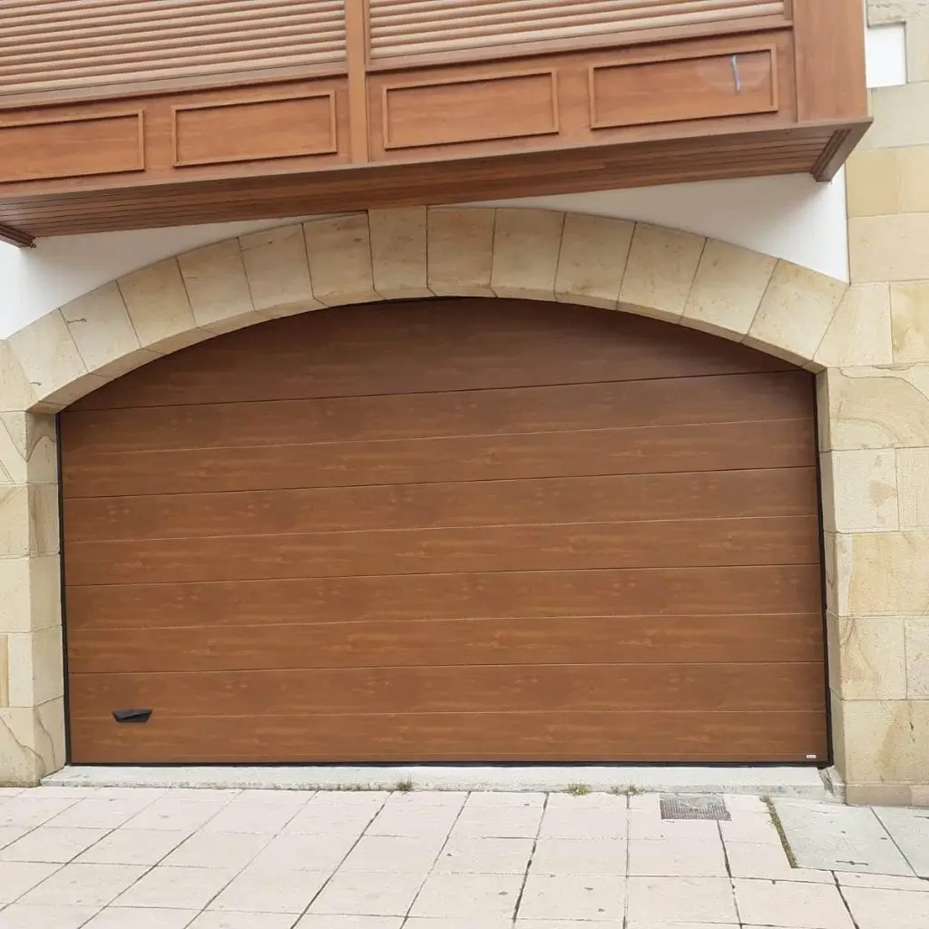 Puerta de garaje basculante o seccional, ¿cuál es mejor? puerta seccional práctica