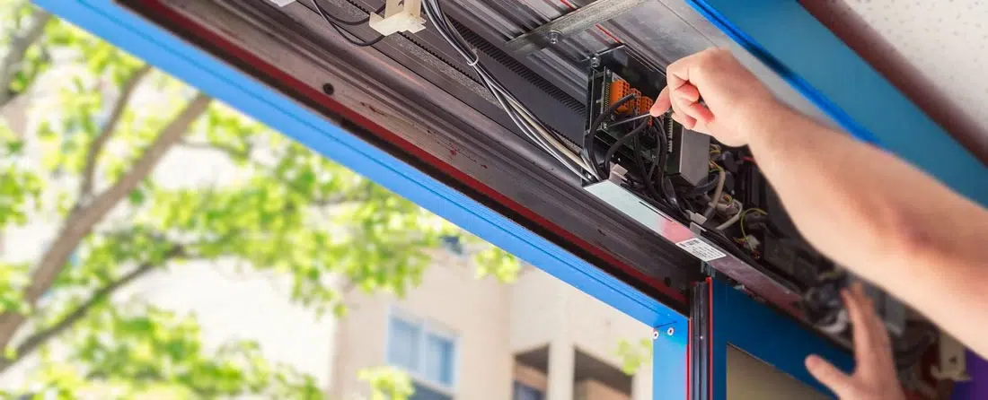 La puerta de garaje se cierra y se vuelve a abrir causas y soluciones