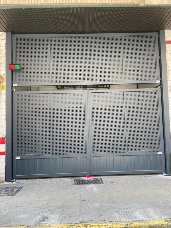 Muelles rotos: señales, peligro y sustitución Puerta de garaje automática en un garaje comunitario