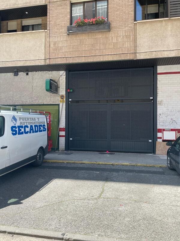 Montaje puertaabatible automatica comunitaria Miranda de Ebro