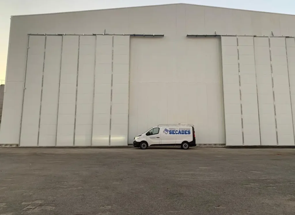 instalación de puerta corredera de grandes dimensiones